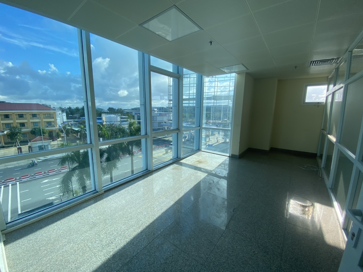Khung cảnh từ bên trong toà nhà trực thăng Nguyễn Văn Linh nhìn ra