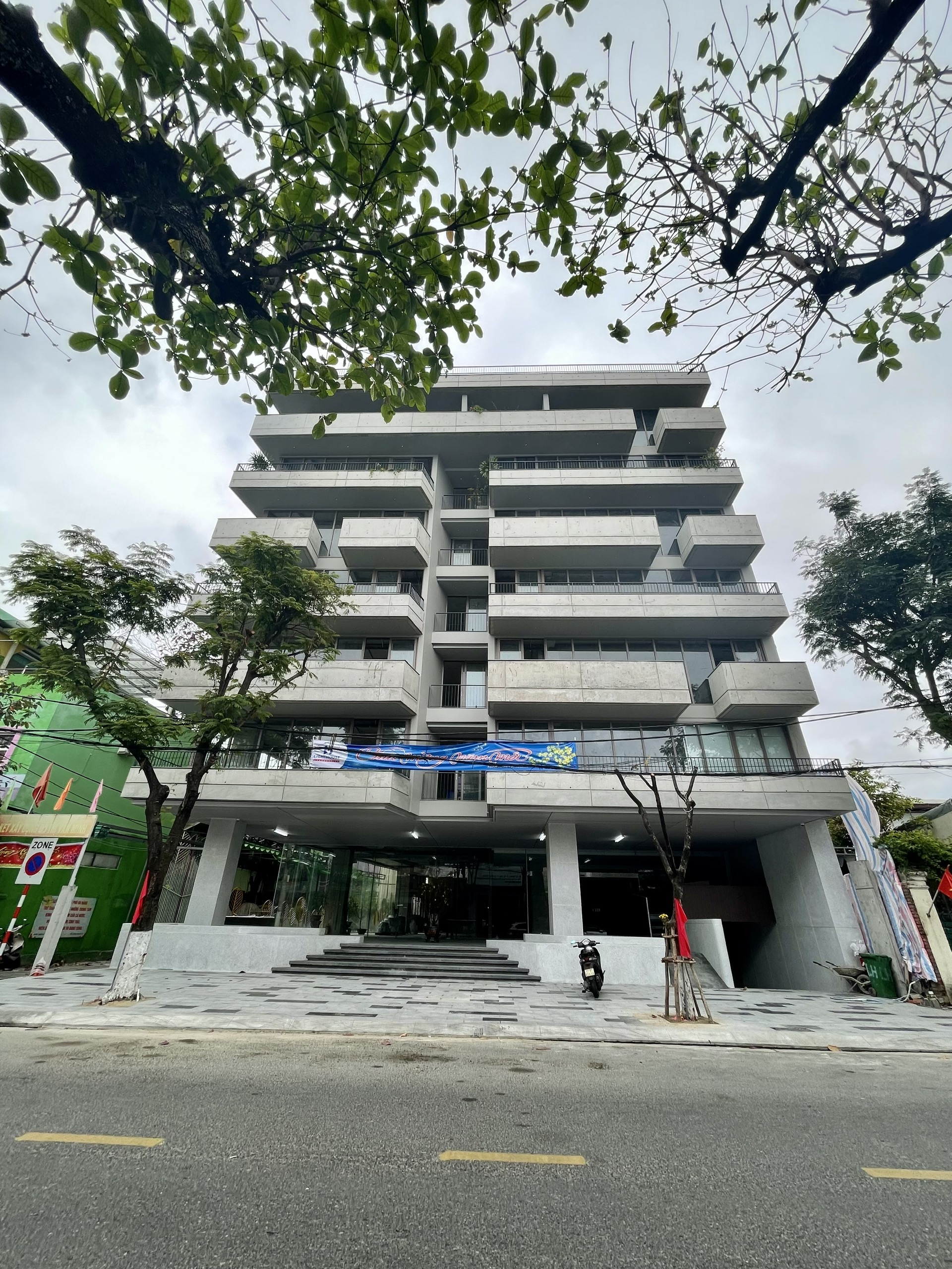 Toà nhà Vernal Building trên đường Pasteur