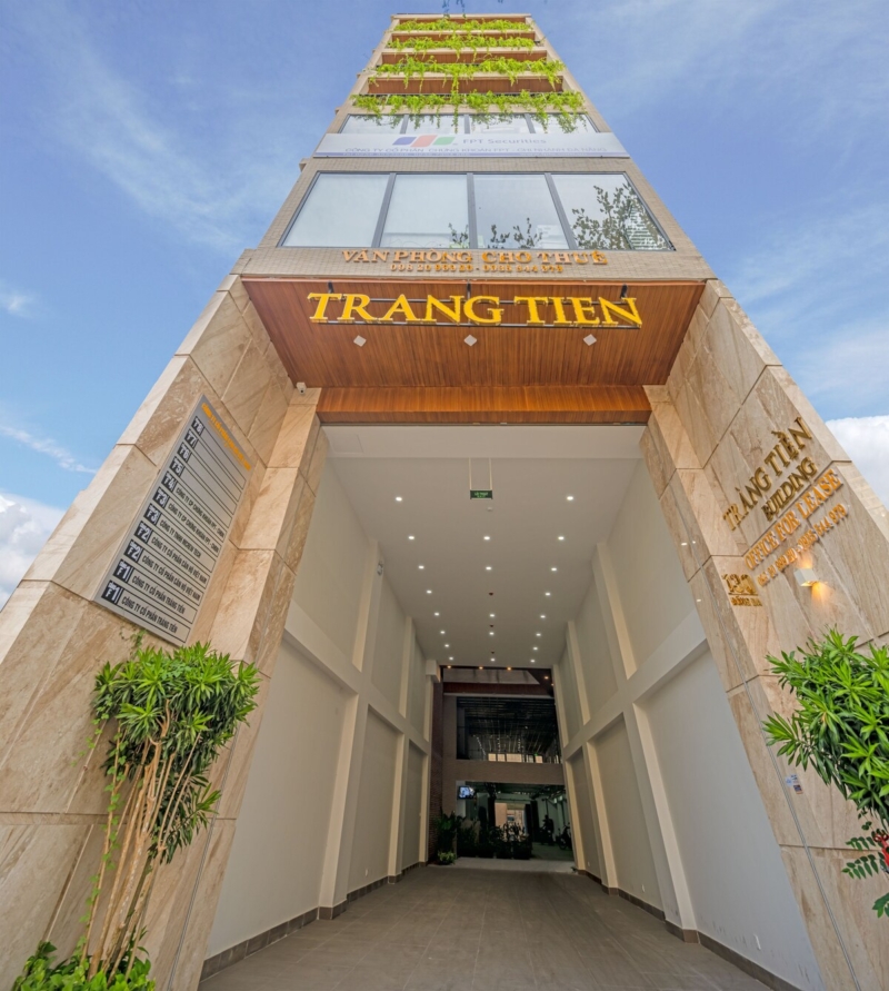 Mặt tiền toà nhà Tràng Tiền