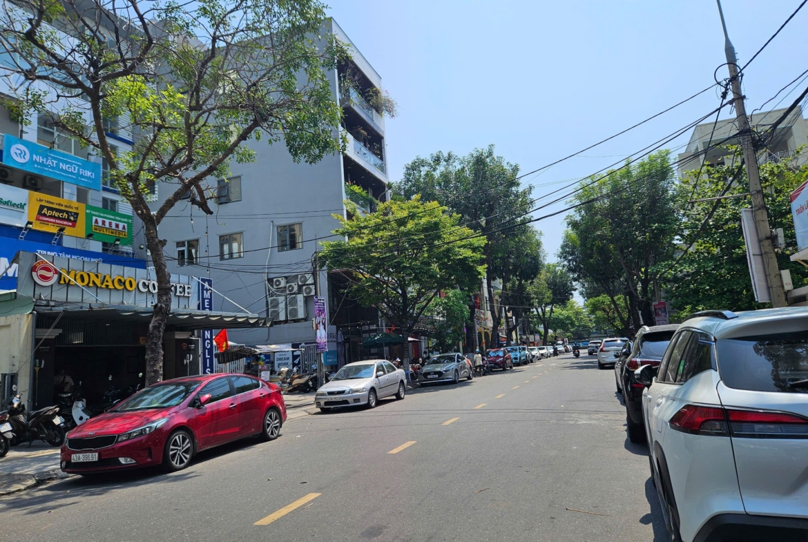 Đường trước toà nhà Thông Tấn Xã Đà Nẵng