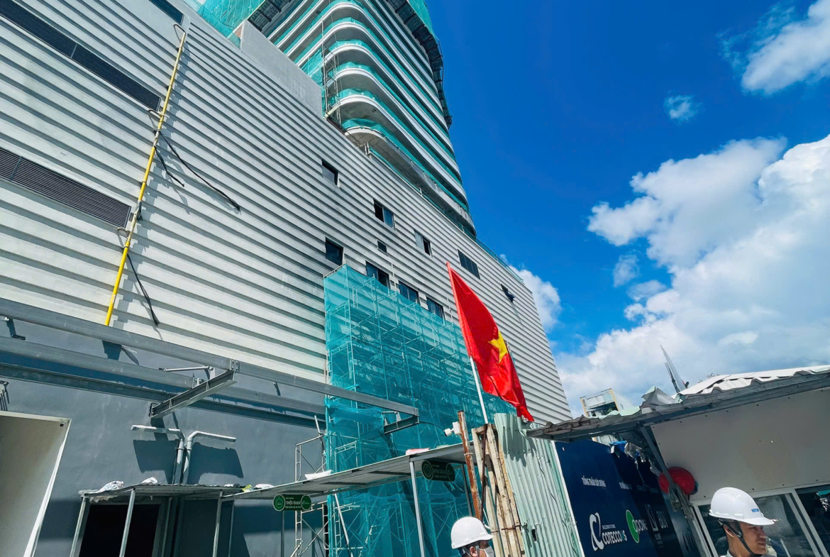 Hiện trạng bên ngoài toà nhà TTC Plaza Đà Nẵng-AEON MALL trong quá trình hoàn thiện.