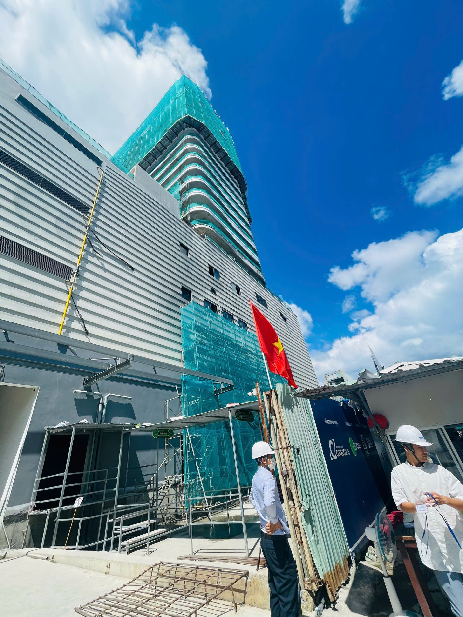 Hiện trạng bên ngoài toà nhà TTC Plaza Đà Nẵng-AEON MALL trong quá trình hoàn thiện.